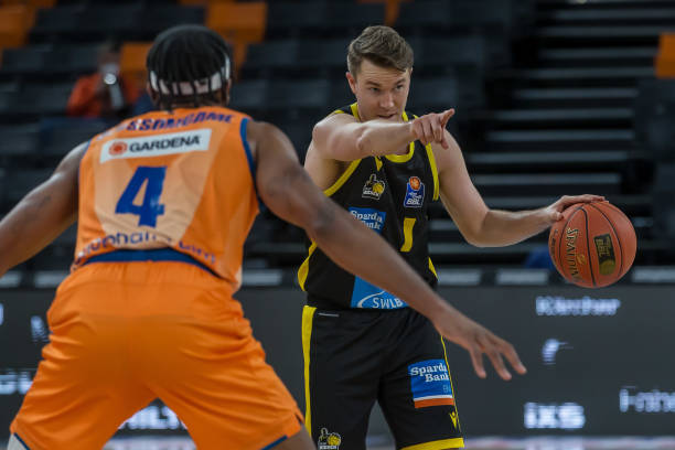 也是其王牌 也是其王牌